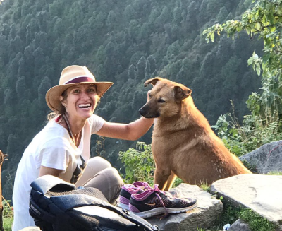 Foto de Alexa en Perú junto a un perro del lugar
